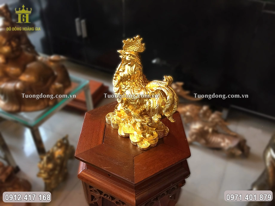 Toàn bộ bề mặt bên ngoài vật phẩm được dát vàng 9999 sang trọng